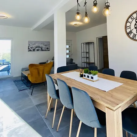 Dom wakacyjny Modern With Private Swimming Pool Minutes From Adriatic Sea Lisane Tinjske